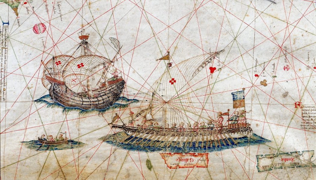 Questa immagine è un dettaglio della Carta Nautica del Mediterraneo creata nel 1482 dall’italiano Grazioso Benincasa.La scena mostra due tipi di navi genovesi dell’epoca: una galea (nave a remi) in primo piano e una caravella portoghese sullo sfondo. Le linee rosse sullo sfondo sono linee di rotta (losodromiche), tipiche dei portolani medievali per facilitare la navigazione. L’originale di questa pergamena miniata è conservato presso la Biblioteca Universitaria di Bologna.